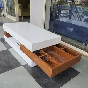 Table Centrale De Très Bonne Qualité
