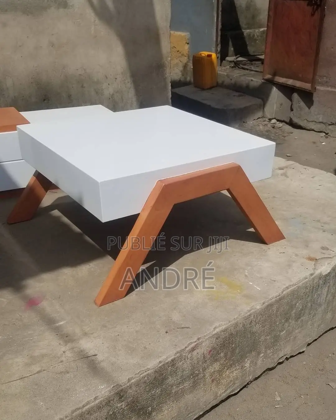 Table Centrale De Très Bonne Qualité