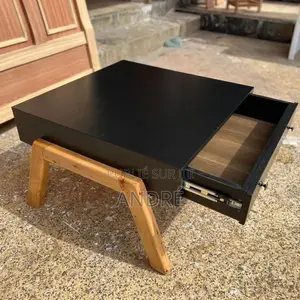 Table Centrale De Très Bonne Qualité