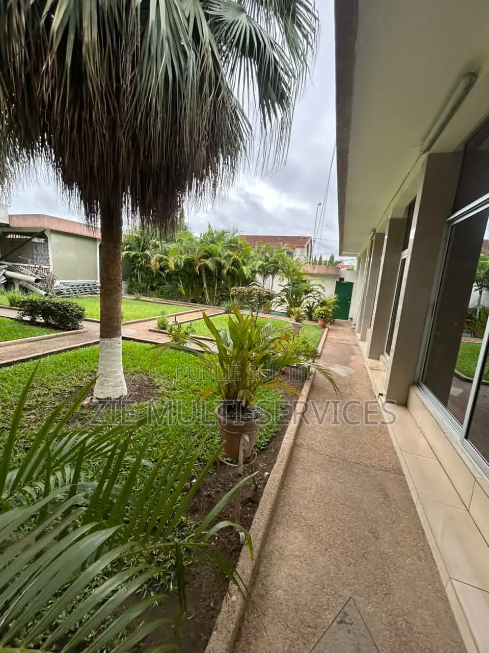 Meublé 20chbre Duplex dans Zié Multi-Service, Cocody à Vendre