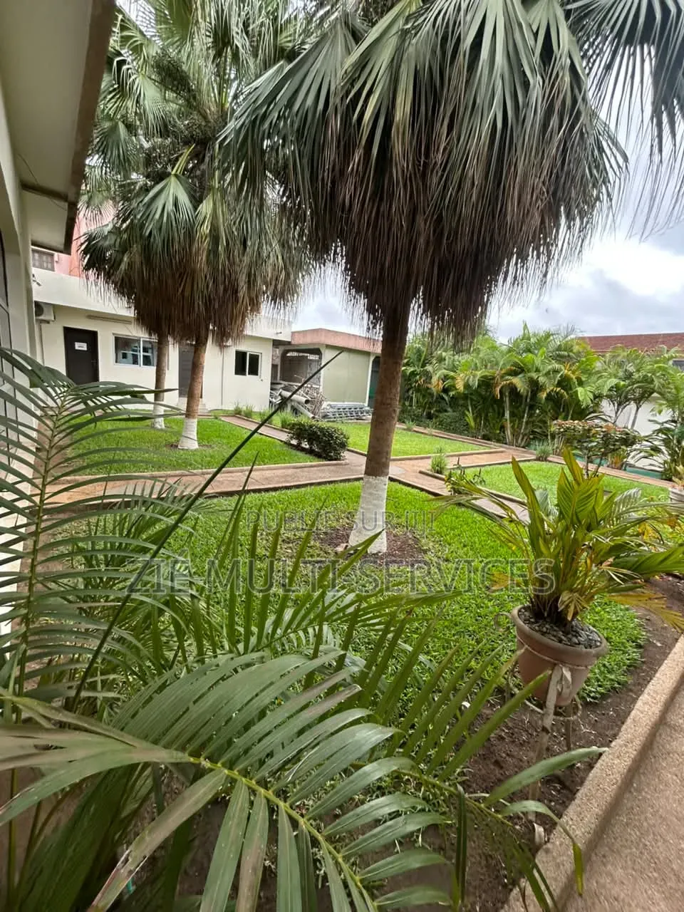 Meublé 20chbre Duplex dans Zié Multi-Service, Cocody à Vendre