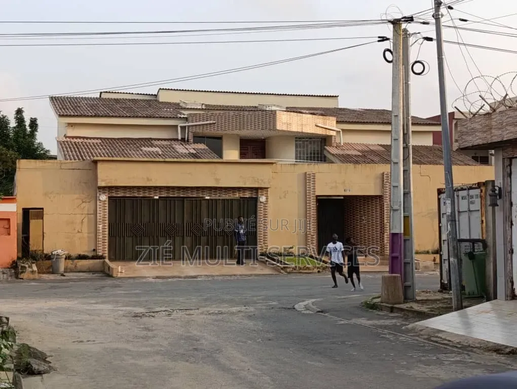 Meublé 11chbre Duplex dans Zié Multi-Service, Cocody à Vendre