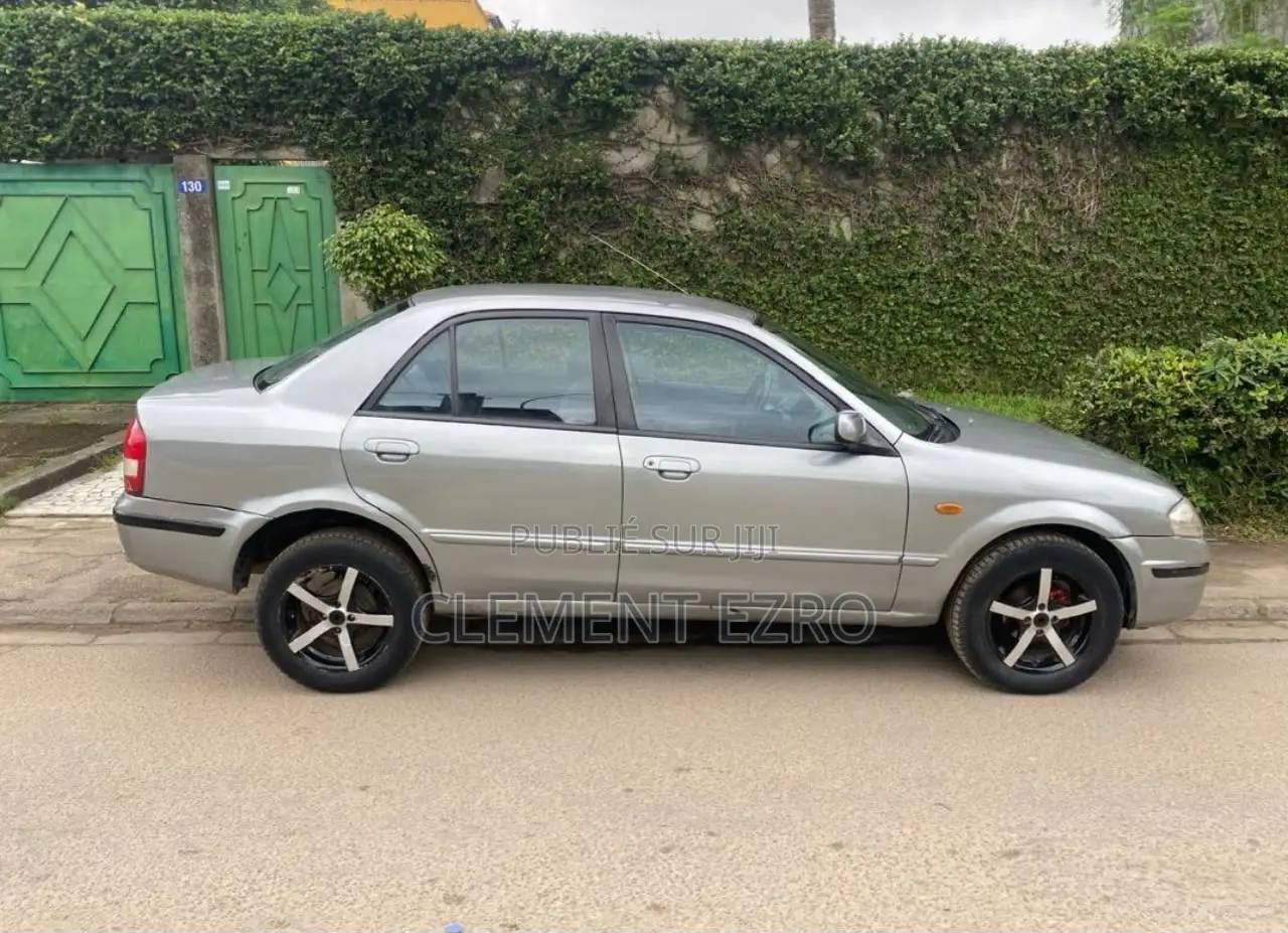 Mazda 323 2015 Gris