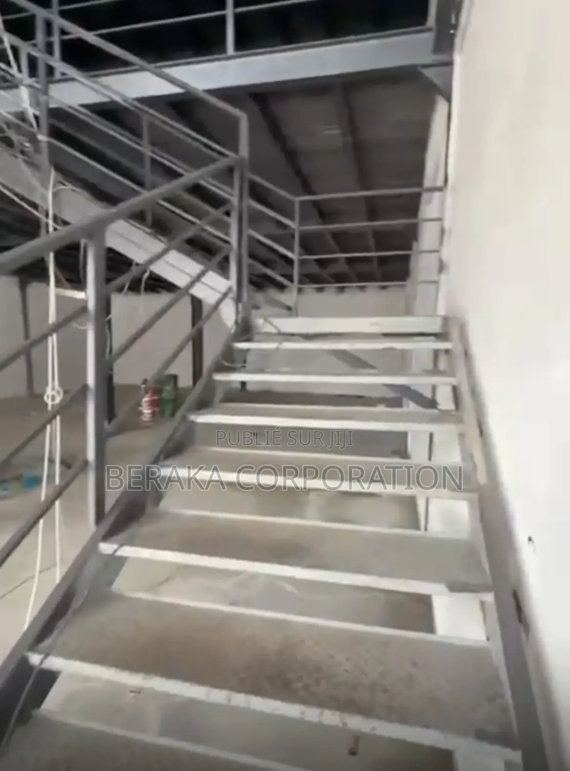 Un Espace De 1500m2 À Louer en Bordure De Voie À Angré CGK Après L