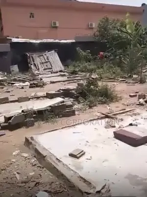 Je Vends Ce Terrain Plat À l'Angle De Rue, Situé À La Riviera