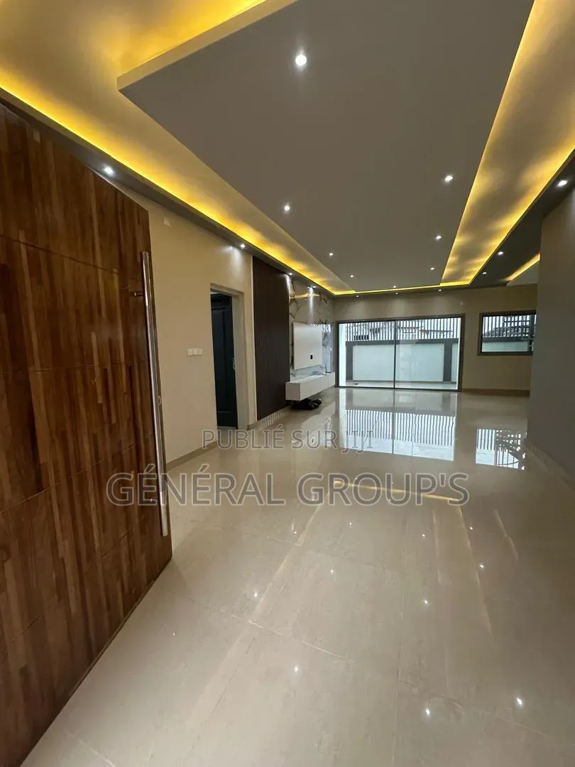 5chbre Duplex dans Boga Hugues, Cocody à Louer