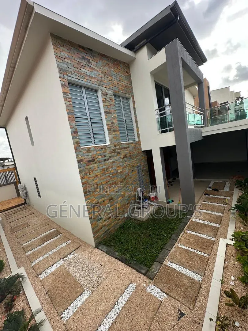 5chbre Duplex dans Boga Hugues, Cocody à Louer